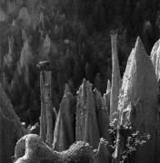 piramidi di terra (Positivo) di Foto Elisabeth Fuchs-Hauffen, Überlingen/Bodensee,Fuchs-Hauffen, Elisabeth (1973/11/01 - 1973/11/13)