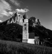 Kirche Kastelruth Seis St. Valentin (Positivo) di Foto Elisabeth Fuchs-Hauffen, Überlingen/Bodensee,Fuchs-Hauffen, Elisabeth (1972/05/01 - 1972/05/31)