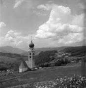 Kirche Kastelruth Seis St. Valentin (Positivo) di Foto Elisabeth Fuchs-Hauffen, Überlingen/Bodensee,Fuchs-Hauffen, Elisabeth (1972/05/01 - 1972/05/31)