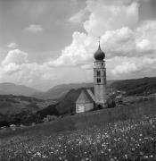 Kirche Kastelruth Seis St. Valentin (Positivo) di Foto Elisabeth Fuchs-Hauffen, Überlingen/Bodensee,Fuchs-Hauffen, Elisabeth (1972/05/01 - 1972/05/31)