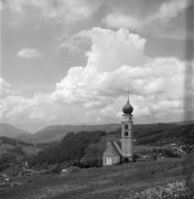 Kirche Kastelruth Seis St. Valentin (Positivo) di Foto Elisabeth Fuchs-Hauffen, Überlingen/Bodensee,Fuchs-Hauffen, Elisabeth (1972/05/01 - 1972/05/31)