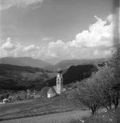 Kirche Kastelruth Seis St. Valentin (Positivo) di Foto Elisabeth Fuchs-Hauffen, Überlingen/Bodensee,Fuchs-Hauffen, Elisabeth (1972/05/01 - 1972/05/31)