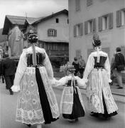 Umzug: Gröden (Positivo) di Foto Elisabeth Fuchs-Hauffen, Überlingen/Bodensee,Fuchs-Hauffen, Elisabeth (1968/06/01 - 1968/06/63)