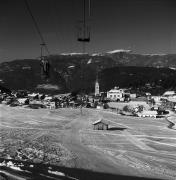 Skifahrer (Positivo) di Foto Elisabeth Fuchs-Hauffen, Überlingen/Bodensee,Fuchs-Hauffen, Elisabeth (1978/02/01 - 1978/02/28)