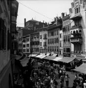 passanti (Positivo) di Foto Elisabeth Fuchs-Hauffen, Überlingen/Bodensee,Fuchs-Hauffen, Elisabeth (1976/08/01 - 1976/08/31)