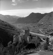 Schloß Karneid (Positivo) di Foto Elisabeth Fuchs-Hauffen, Überlingen/Bodensee,Fuchs-Hauffen, Elisabeth (1977/04/01 - 1977/04/43)