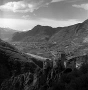 Schloß Karneid (Positivo) di Foto Elisabeth Fuchs-Hauffen, Überlingen/Bodensee,Fuchs-Hauffen, Elisabeth (1977/04/01 - 1977/04/43)