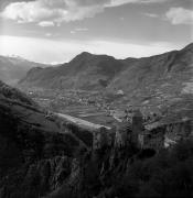Schloß Karneid (Positivo) di Foto Elisabeth Fuchs-Hauffen, Überlingen/Bodensee,Fuchs-Hauffen, Elisabeth (1977/04/01 - 1977/04/43)