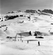 Skifahrer (Positivo) di Foto Elisabeth Fuchs-Hauffen, Überlingen/Bodensee,Fuchs-Hauffen, Elisabeth (1977/02/01 - 1977/02/28)