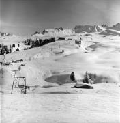 Skifahrer (Positivo) di Foto Elisabeth Fuchs-Hauffen, Überlingen/Bodensee,Fuchs-Hauffen, Elisabeth (1977/02/01 - 1977/02/28)