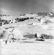 Skifahrer (Positivo) di Foto Elisabeth Fuchs-Hauffen, Überlingen/Bodensee,Fuchs-Hauffen, Elisabeth (1977/02/01 - 1977/02/28)