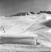 Skifahrer (Positivo) di Foto Elisabeth Fuchs-Hauffen, Überlingen/Bodensee,Fuchs-Hauffen, Elisabeth (1977/02/01 - 1977/02/28)