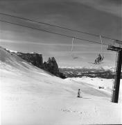 Skifahrer (Positivo) di Foto Elisabeth Fuchs-Hauffen, Überlingen/Bodensee,Fuchs-Hauffen, Elisabeth (1977/02/01 - 1977/02/28)