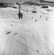 Skifahrer (Positivo) di Foto Elisabeth Fuchs-Hauffen, Überlingen/Bodensee,Fuchs-Hauffen, Elisabeth (1977/02/01 - 1977/02/28)