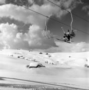 Skifahrer (Positivo) di Foto Elisabeth Fuchs-Hauffen, Überlingen/Bodensee,Fuchs-Hauffen, Elisabeth (1977/02/01 - 1977/02/28)