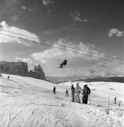Skifahrer (Positivo) di Foto Elisabeth Fuchs-Hauffen, Überlingen/Bodensee,Fuchs-Hauffen, Elisabeth (1977/02/01 - 1977/02/28)