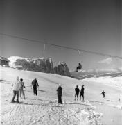 Skifahrer (Positivo) di Foto Elisabeth Fuchs-Hauffen, Überlingen/Bodensee,Fuchs-Hauffen, Elisabeth (1977/02/01 - 1977/02/28)