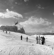 Skifahrer (Positivo) di Foto Elisabeth Fuchs-Hauffen, Überlingen/Bodensee,Fuchs-Hauffen, Elisabeth (1977/02/01 - 1977/02/28)