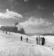 Skifahrer (Positivo) di Foto Elisabeth Fuchs-Hauffen, Überlingen/Bodensee,Fuchs-Hauffen, Elisabeth (1977/02/01 - 1977/02/28)