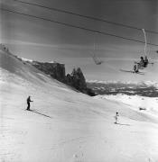 Skifahrer (Positivo) di Foto Elisabeth Fuchs-Hauffen, Überlingen/Bodensee,Fuchs-Hauffen, Elisabeth (1977/02/01 - 1977/02/28)