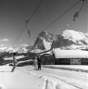 Skifahrer (Positivo) di Foto Elisabeth Fuchs-Hauffen, Überlingen/Bodensee,Fuchs-Hauffen, Elisabeth (1977/02/01 - 1977/02/28)
