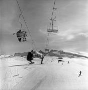 Skifahrer (Positivo) di Foto Elisabeth Fuchs-Hauffen, Überlingen/Bodensee,Fuchs-Hauffen, Elisabeth (1977/02/01 - 1977/02/28)