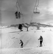 Skifahrer (Positivo) di Foto Elisabeth Fuchs-Hauffen, Überlingen/Bodensee,Fuchs-Hauffen, Elisabeth (1977/02/01 - 1977/02/28)