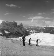 Skifahrer (Positivo) di Foto Elisabeth Fuchs-Hauffen, Überlingen/Bodensee,Fuchs-Hauffen, Elisabeth (1977/03/01 - 1977/03/31)