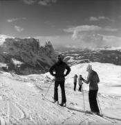 Skifahrer (Positivo) di Foto Elisabeth Fuchs-Hauffen, Überlingen/Bodensee,Fuchs-Hauffen, Elisabeth (1977/03/01 - 1977/03/31)