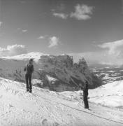 Skifahrer (Positivo) di Foto Elisabeth Fuchs-Hauffen, Überlingen/Bodensee,Fuchs-Hauffen, Elisabeth (1977/03/01 - 1977/03/31)