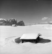 Almhütte Seiser Alm (Positivo) di Foto Elisabeth Fuchs-Hauffen, Überlingen/Bodensee,Fuchs-Hauffen, Elisabeth (1977/03/01 - 1977/03/31)