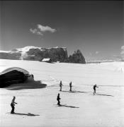 Skifahrer (Positivo) di Foto Elisabeth Fuchs-Hauffen, Überlingen/Bodensee,Fuchs-Hauffen, Elisabeth (1977/03/01 - 1977/03/31)