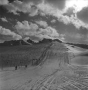 Skifahrer (Positivo) di Foto Elisabeth Fuchs-Hauffen, Überlingen/Bodensee,Fuchs-Hauffen, Elisabeth (1977/03/01 - 1977/03/31)