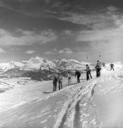 Skifahrer (Positivo) di Foto Elisabeth Fuchs-Hauffen, Überlingen/Bodensee,Fuchs-Hauffen, Elisabeth (1977/03/01 - 1977/03/31)
