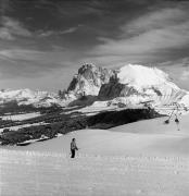 Skifahrer (Positivo) di Foto Elisabeth Fuchs-Hauffen, Überlingen/Bodensee,Fuchs-Hauffen, Elisabeth (1977/03/01 - 1977/03/31)