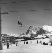 Skifahrer (Positivo) di Foto Elisabeth Fuchs-Hauffen, Überlingen/Bodensee,Fuchs-Hauffen, Elisabeth (1977/02/01 - 1977/02/28)