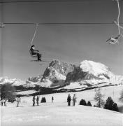 Skifahrer (Positivo) di Foto Elisabeth Fuchs-Hauffen, Überlingen/Bodensee,Fuchs-Hauffen, Elisabeth (1977/02/01 - 1977/02/28)
