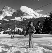 Skifahrer (Positivo) di Foto Elisabeth Fuchs-Hauffen, Überlingen/Bodensee,Fuchs-Hauffen, Elisabeth (1977/02/01 - 1977/02/28)
