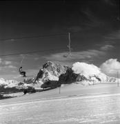 Skifahrer (Positivo) di Foto Elisabeth Fuchs-Hauffen, Überlingen/Bodensee,Fuchs-Hauffen, Elisabeth (1977/02/01 - 1977/02/28)