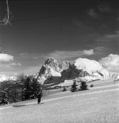 Skifahrer (Positivo) di Foto Elisabeth Fuchs-Hauffen, Überlingen/Bodensee,Fuchs-Hauffen, Elisabeth (1977/02/01 - 1977/02/28)