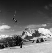Skifahrer (Positivo) di Foto Elisabeth Fuchs-Hauffen, Überlingen/Bodensee,Fuchs-Hauffen, Elisabeth (1977/02/01 - 1977/02/28)