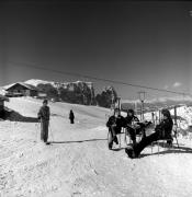 Skifahrer (Positivo) di Foto Elisabeth Fuchs-Hauffen, Überlingen/Bodensee,Fuchs-Hauffen, Elisabeth (1977/02/01 - 1977/02/28)