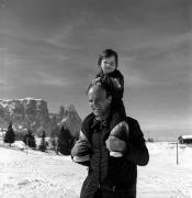 Skifahrer (Positivo) di Foto Elisabeth Fuchs-Hauffen, Überlingen/Bodensee,Fuchs-Hauffen, Elisabeth (1977/03/01 - 1977/03/31)