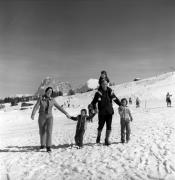 famiglia (Positivo) di Foto Elisabeth Fuchs-Hauffen, Überlingen/Bodensee,Fuchs-Hauffen, Elisabeth (1977/03/01 - 1977/03/31)