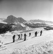 Skifahrer (Positivo) di Foto Elisabeth Fuchs-Hauffen, Überlingen/Bodensee,Fuchs-Hauffen, Elisabeth (1977/03/01 - 1977/03/31)