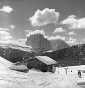 Skifahrer (Positivo) di Foto Elisabeth Fuchs-Hauffen, Überlingen/Bodensee,Fuchs-Hauffen, Elisabeth (1977/03/01 - 1977/03/31)