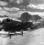 Skifahrer (Positivo) di Foto Elisabeth Fuchs-Hauffen, Überlingen/Bodensee,Fuchs-Hauffen, Elisabeth (1977/03/01 - 1977/03/31)