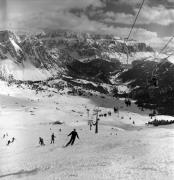 Skifahrer (Positivo) di Foto Elisabeth Fuchs-Hauffen, Überlingen/Bodensee,Fuchs-Hauffen, Elisabeth (1977/03/01 - 1977/03/31)
