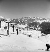 Skifahrer (Positivo) di Foto Elisabeth Fuchs-Hauffen, Überlingen/Bodensee,Fuchs-Hauffen, Elisabeth (1977/03/01 - 1977/03/31)
