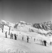 Skifahrer (Positivo) di Foto Elisabeth Fuchs-Hauffen, Überlingen/Bodensee,Fuchs-Hauffen, Elisabeth (1977/03/01 - 1977/03/31)